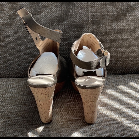 PRELOVED ✨ Guess Cork Wedges - Picture 4 of 6